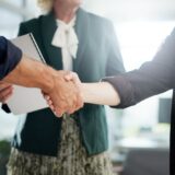 『紹介が来なくなった瞬間、事務所が終わる』――税理士の70%が依存する”紹介営業”の致命的リスクと、年間20件を自動獲得するWeb集客の設計図