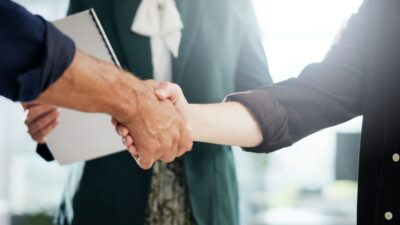 『紹介が来なくなった瞬間、事務所が終わる』――税理士の70%が依存する”紹介営業”の致命的リスクと、年間20件を自動獲得するWeb集客の設計図